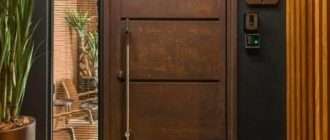 Преимущества и популярность входных металлических дверей с отделкой из дерева